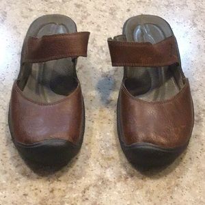 Keen Saratoga brown clogs.